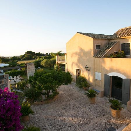 Baglio Sant'Andrea Bed & Breakfast Valderice Bagian luar foto