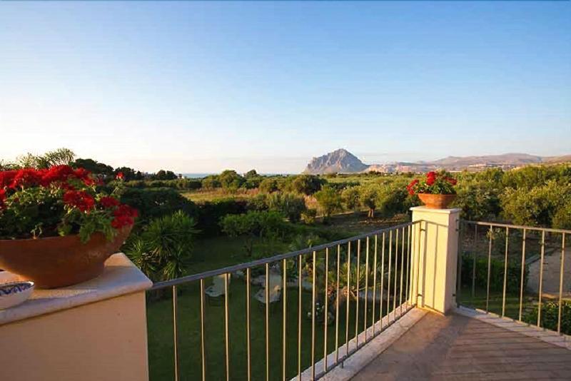 Baglio Sant'Andrea Bed & Breakfast Valderice Bagian luar foto