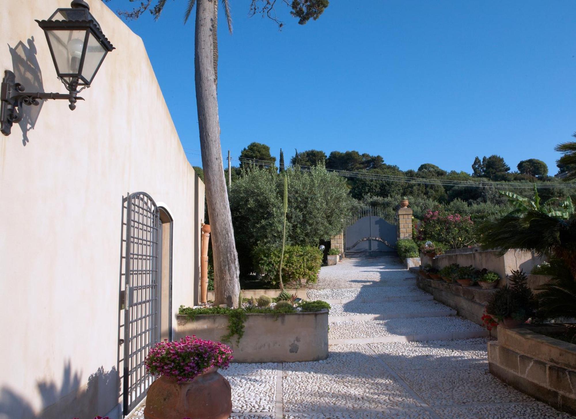 Baglio Sant'Andrea Bed & Breakfast Valderice Bagian luar foto