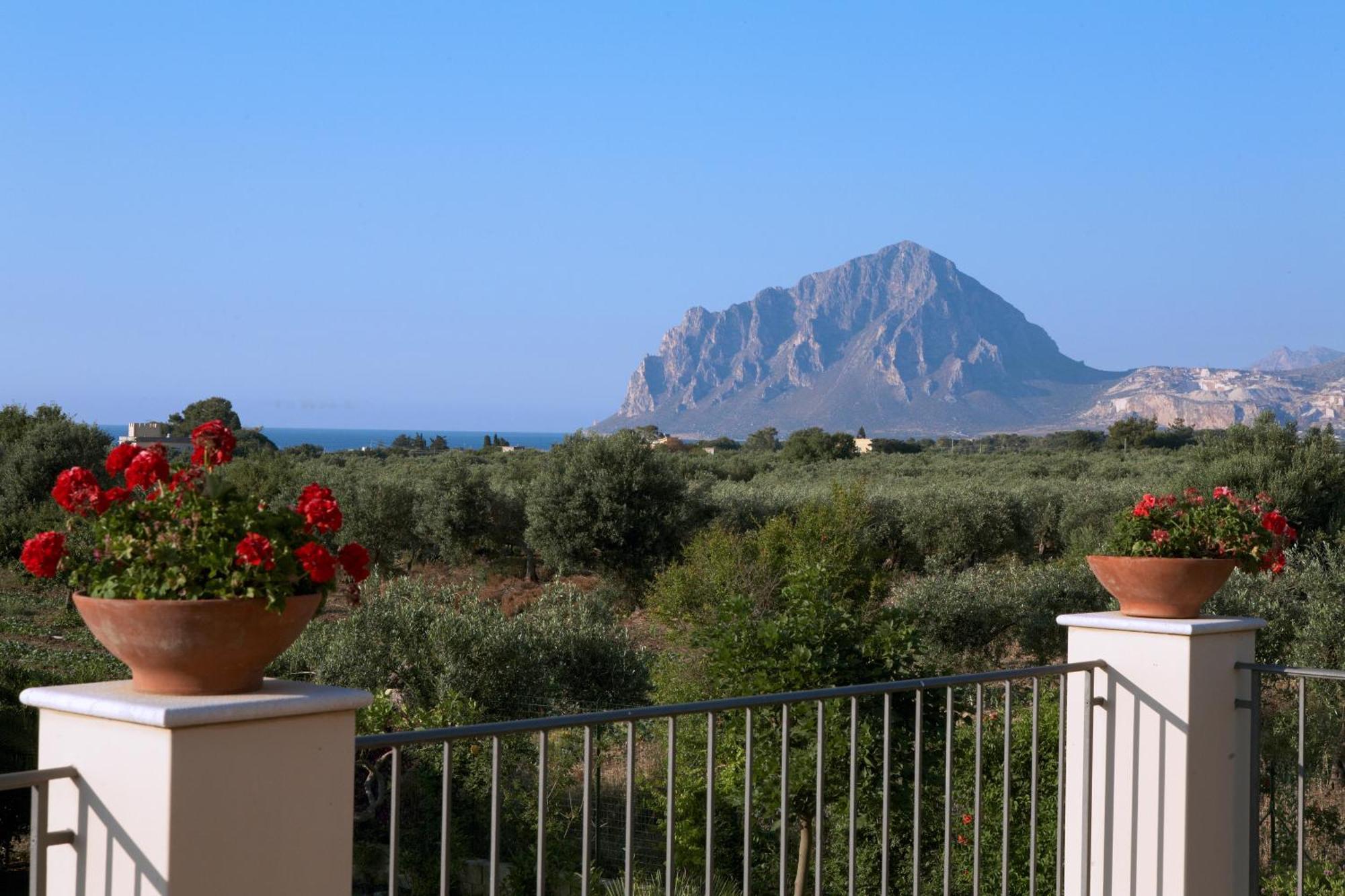 Baglio Sant'Andrea Bed & Breakfast Valderice Bagian luar foto