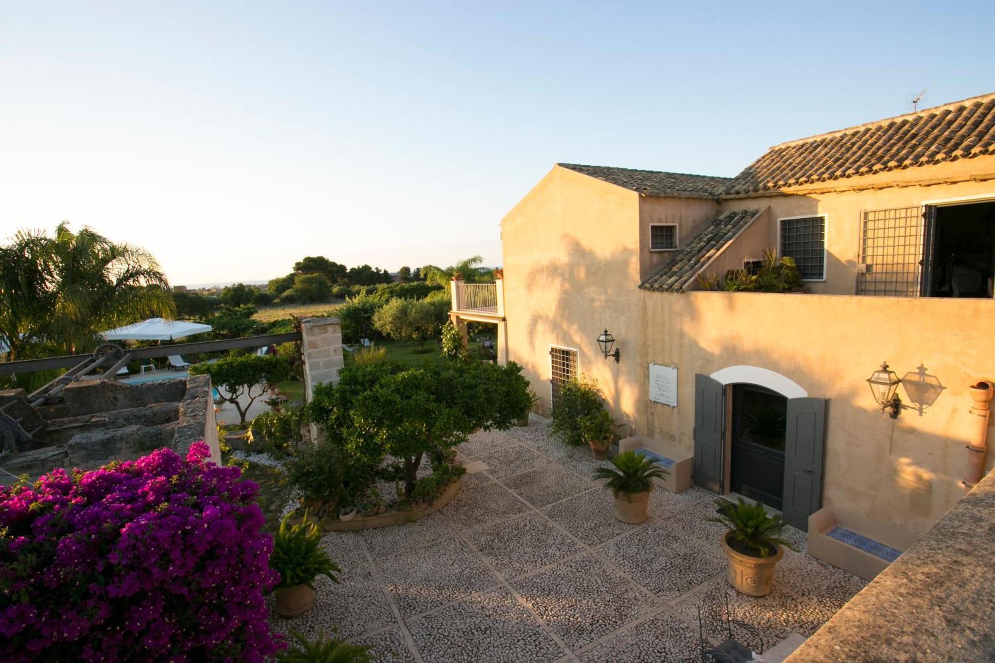Baglio Sant'Andrea Bed & Breakfast Valderice Bagian luar foto