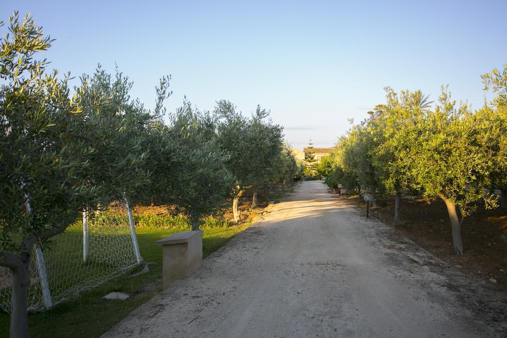 Baglio Sant'Andrea Bed & Breakfast Valderice Bagian luar foto