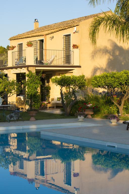 Baglio Sant'Andrea Bed & Breakfast Valderice Bagian luar foto