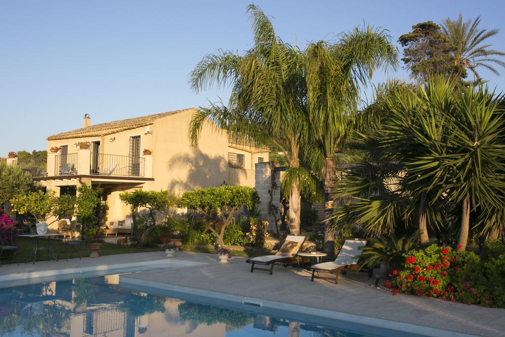 Baglio Sant'Andrea Bed & Breakfast Valderice Bagian luar foto