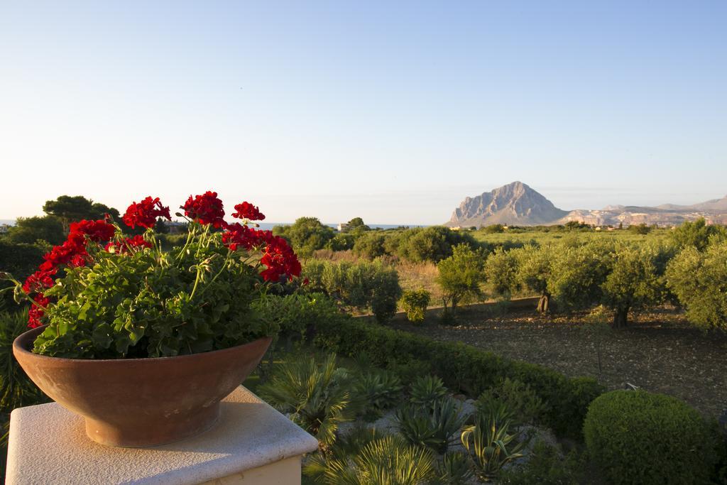 Baglio Sant'Andrea Bed & Breakfast Valderice Bagian luar foto