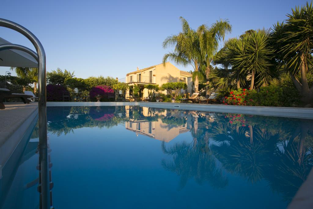 Baglio Sant'Andrea Bed & Breakfast Valderice Bagian luar foto