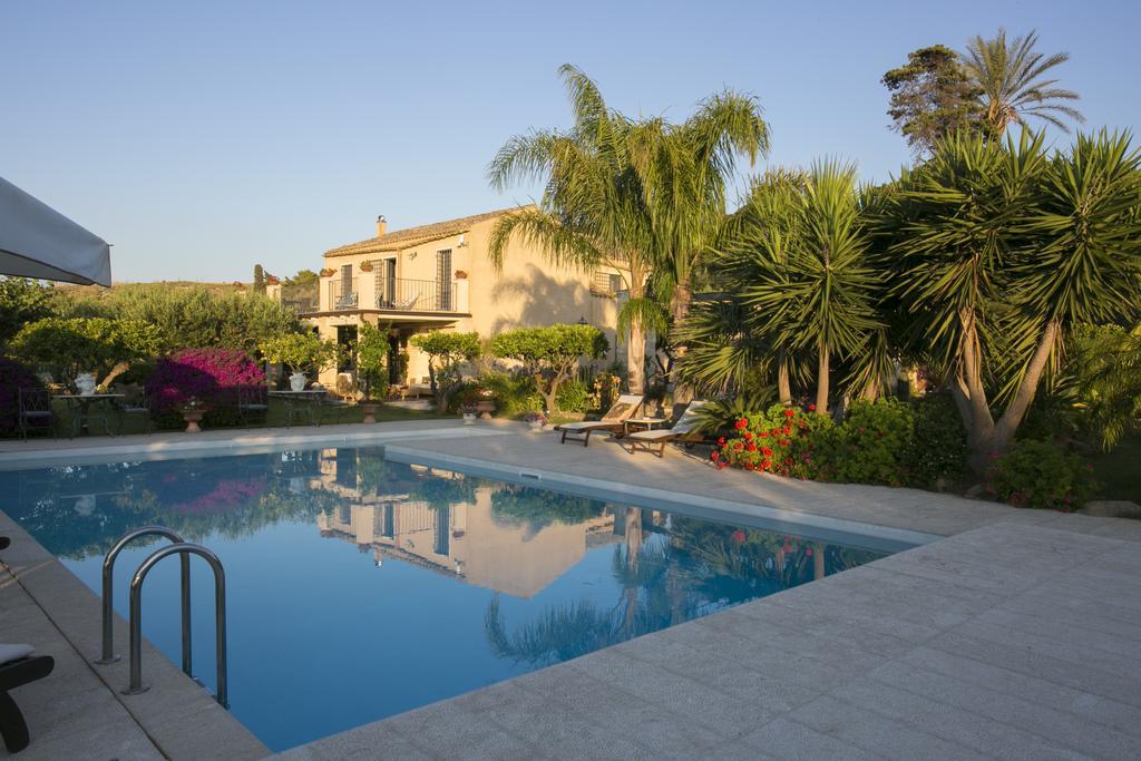 Baglio Sant'Andrea Bed & Breakfast Valderice Bagian luar foto